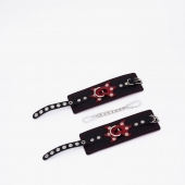 Черные кожаные наручники с красным декором и строчкой - Crazy Handmade - купить с доставкой в Пензе