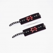 Черные кожаные наручники с красным декором и строчкой - Crazy Handmade - купить с доставкой в Пензе