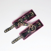 Черные кожаные наручники с розовой строчкой - Crazy Handmade - купить с доставкой в Пензе