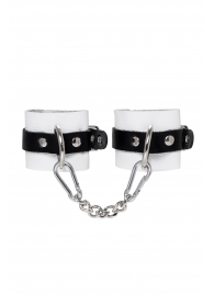 Бело-черные кожаные наручники с одним ремешком с люверсами - Pecado - купить с доставкой в Пензе